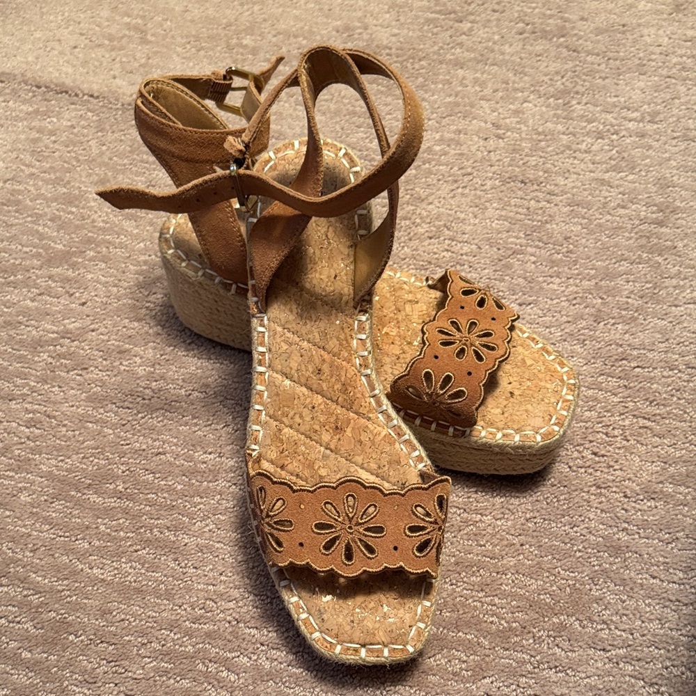 Crown Vintage Tan Floral Cutout Sandals - Picture 3 of 4